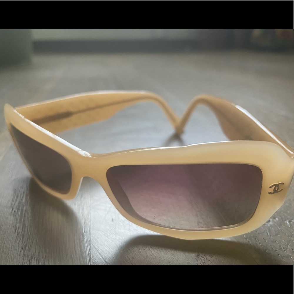 💢SOLD💢VINTAGE CHANEL SUNGLASSES. - Picture 3 of 5